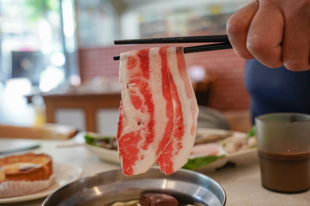 南港皇冠涮涮鍋，只要280不含服務費就有自助吧吃到飽飲料喝到飽，有機蔬菜還有滷味麵包蛋糕吃到飽