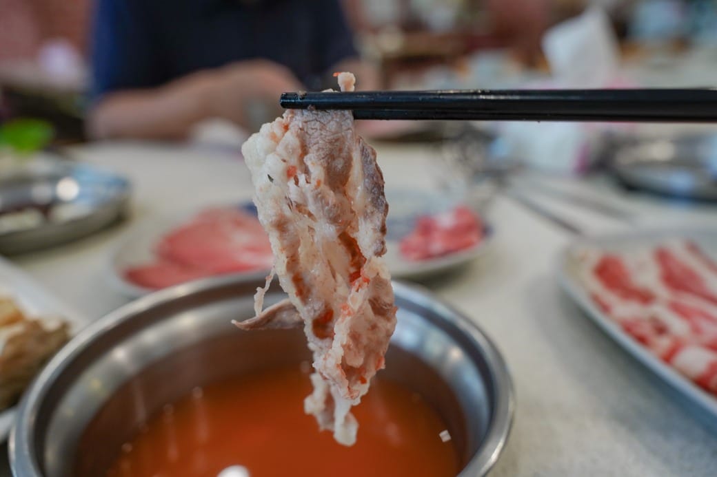 南港皇冠涮涮鍋，只要280不含服務費就有自助吧吃到飽飲料喝到飽，有機蔬菜還有滷味麵包蛋糕吃到飽