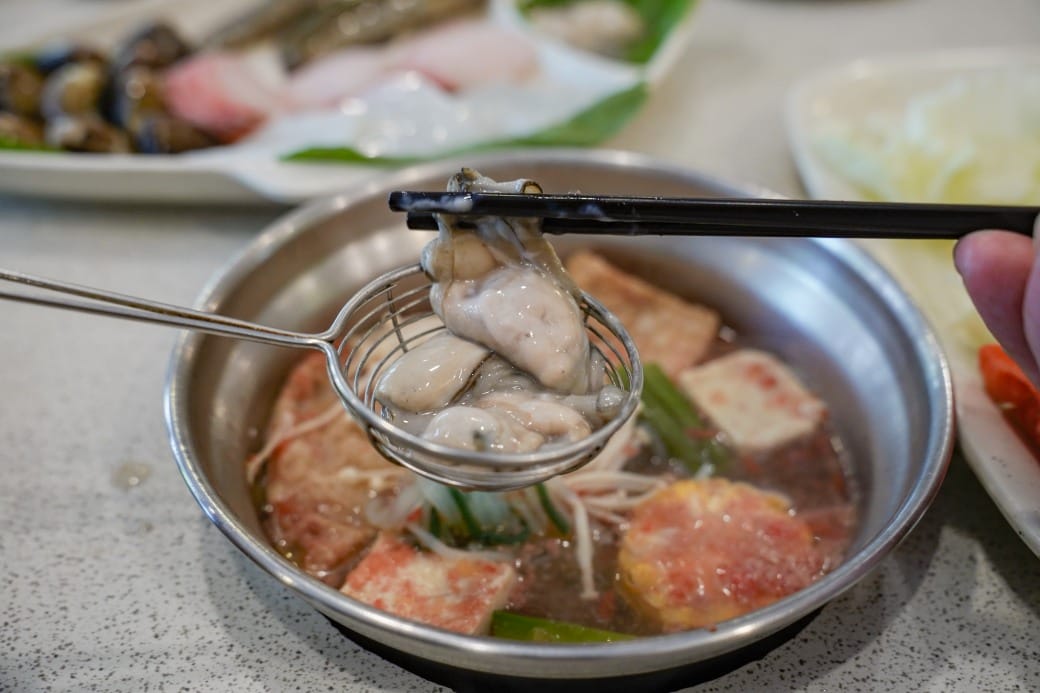 南港皇冠涮涮鍋，只要280不含服務費就有自助吧吃到飽飲料喝到飽，有機蔬菜還有滷味麵包蛋糕吃到飽