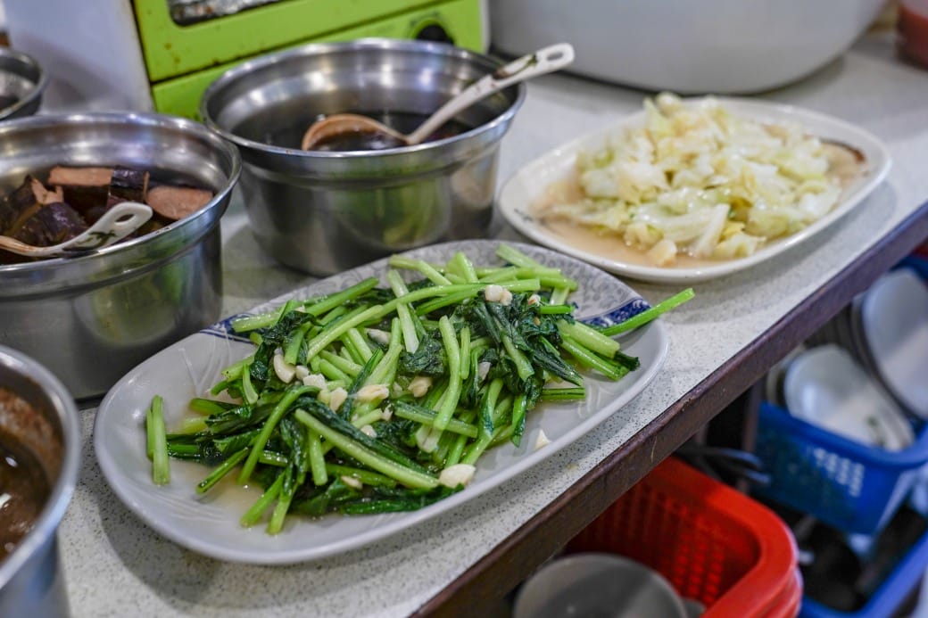 南港皇冠涮涮鍋，只要280不含服務費就有自助吧吃到飽飲料喝到飽，有機蔬菜還有滷味麵包蛋糕吃到飽