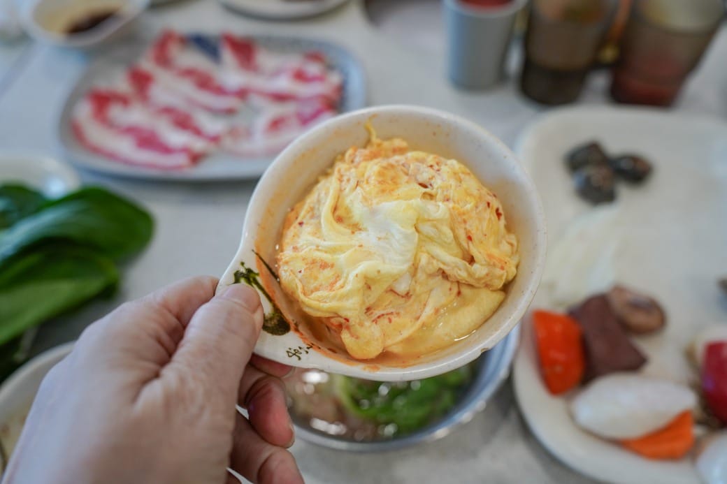 南港皇冠涮涮鍋，只要280不含服務費就有自助吧吃到飽飲料喝到飽，有機蔬菜還有滷味麵包蛋糕吃到飽