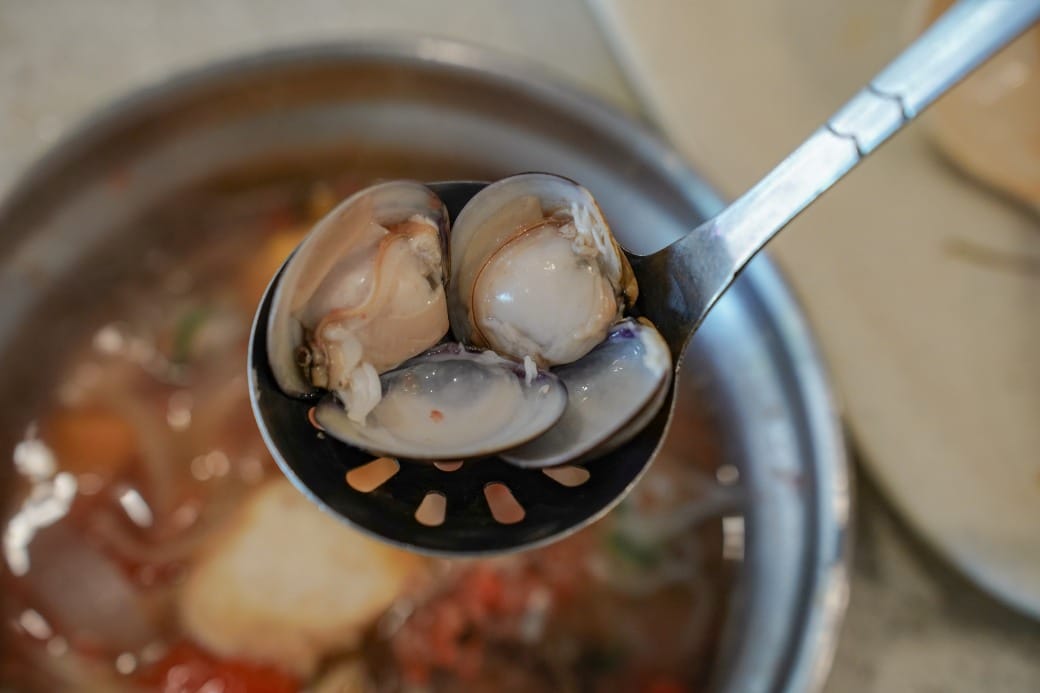 南港皇冠涮涮鍋，只要280不含服務費就有自助吧吃到飽飲料喝到飽，有機蔬菜還有滷味麵包蛋糕吃到飽