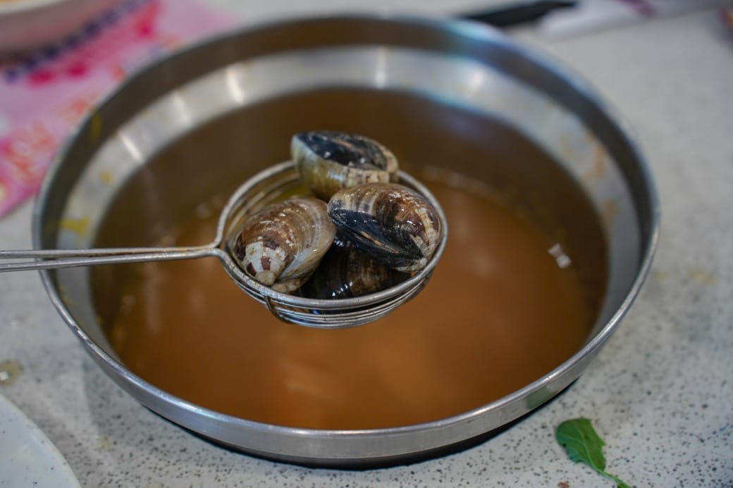 南港皇冠涮涮鍋，只要280不含服務費就有自助吧吃到飽飲料喝到飽，有機蔬菜還有滷味麵包蛋糕吃到飽