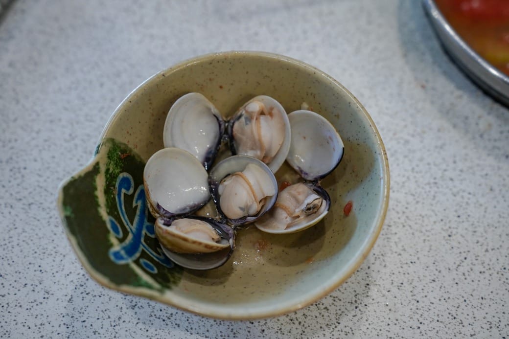 南港皇冠涮涮鍋，只要280不含服務費就有自助吧吃到飽飲料喝到飽，有機蔬菜還有滷味麵包蛋糕吃到飽