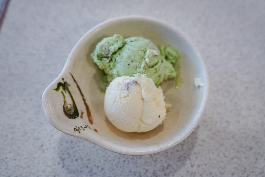 南港皇冠涮涮鍋，只要280不含服務費就有自助吧吃到飽飲料喝到飽，有機蔬菜還有滷味麵包蛋糕吃到飽