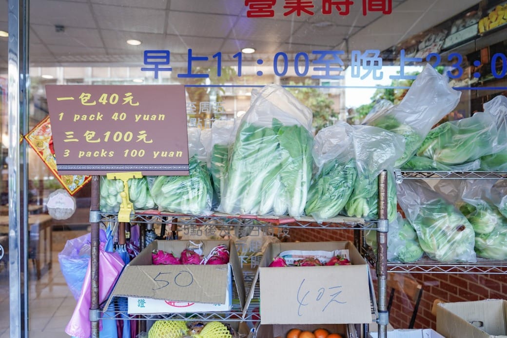 南港皇冠涮涮鍋，只要280不含服務費就有自助吧吃到飽飲料喝到飽，有機蔬菜還有滷味麵包蛋糕吃到飽