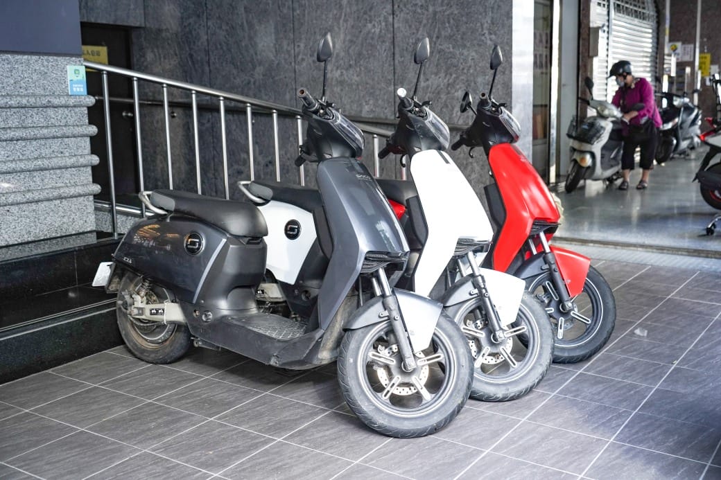 夏優旅居駁二館，高雄平價住宿推薦，下午茶點心早餐吃到飽星巴克咖啡喝到飽，健身房按摩椅還可以玩WII通通免費，CP值爆高