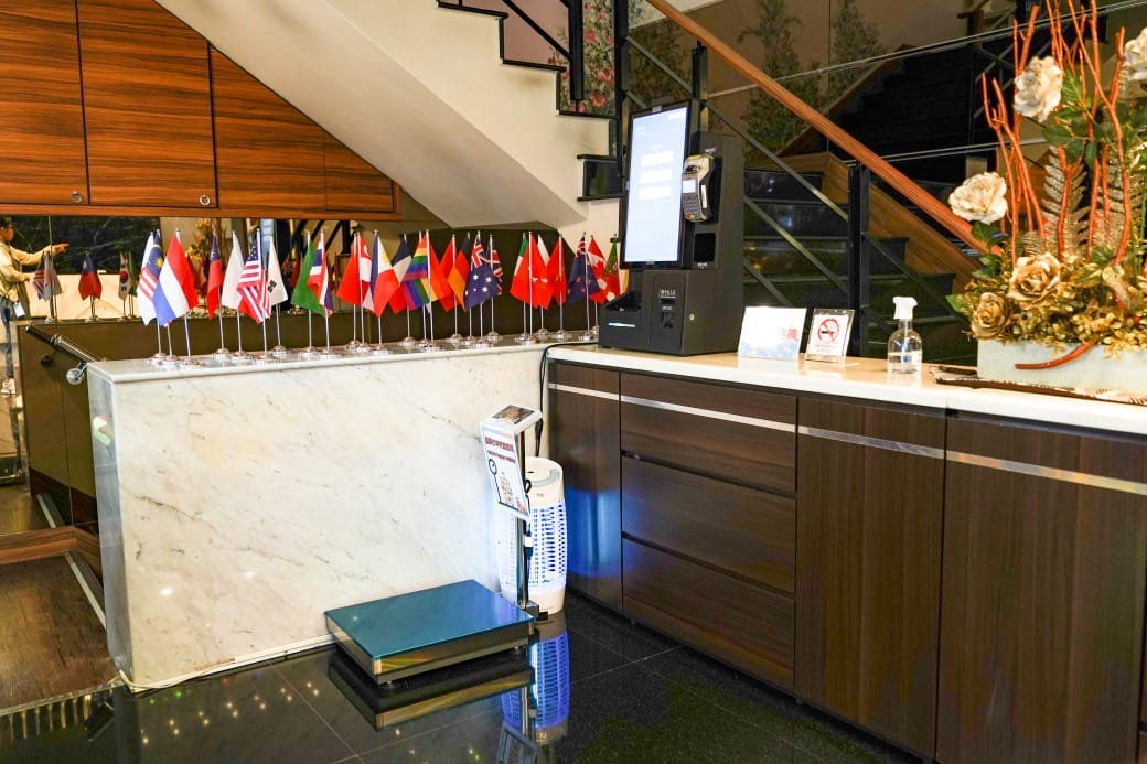 夏優旅居駁二館，高雄平價住宿推薦，下午茶點心早餐吃到飽星巴克咖啡喝到飽，健身房按摩椅還可以玩WII通通免費，CP值爆高