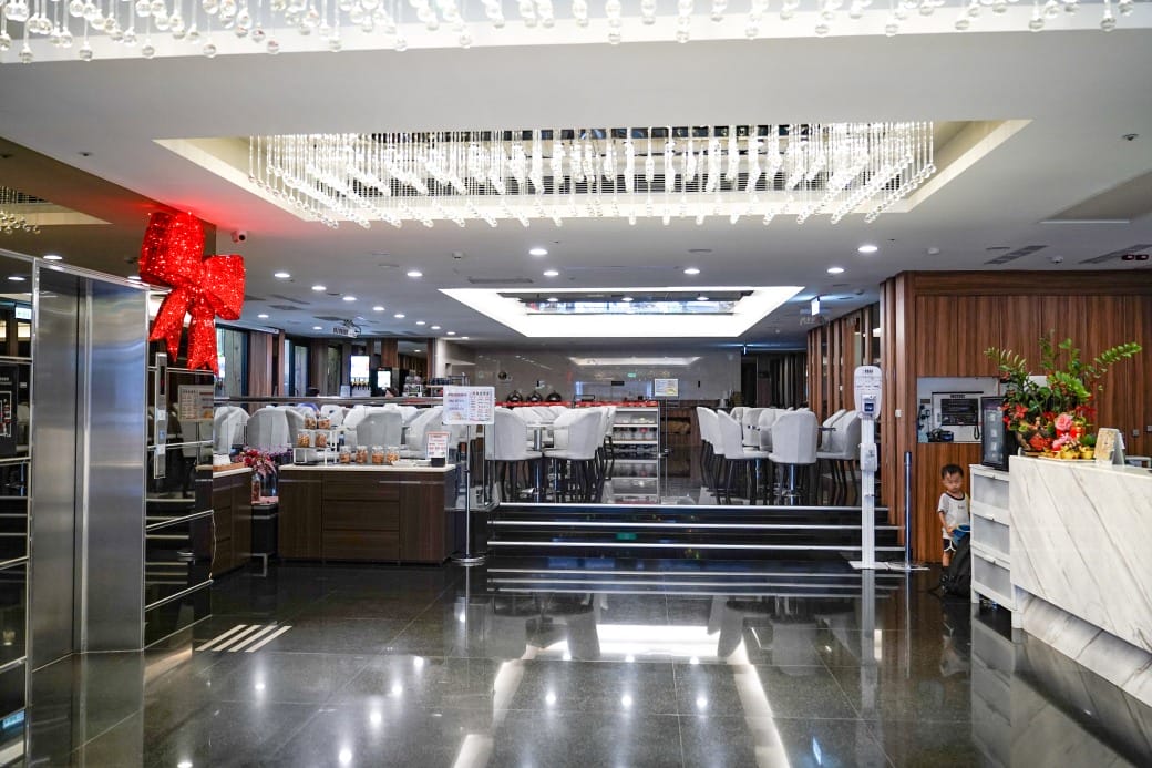 夏優旅居駁二館，高雄平價住宿推薦，下午茶點心早餐吃到飽星巴克咖啡喝到飽，健身房按摩椅還可以玩WII通通免費，CP值爆高