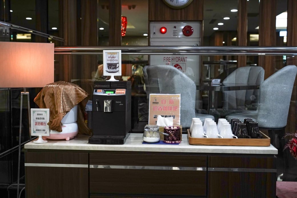夏優旅居駁二館，高雄平價住宿推薦，下午茶點心早餐吃到飽星巴克咖啡喝到飽，健身房按摩椅還可以玩WII通通免費，CP值爆高