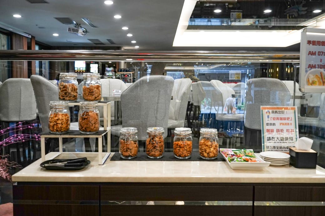 夏優旅居駁二館，高雄平價住宿推薦，下午茶點心早餐吃到飽星巴克咖啡喝到飽，健身房按摩椅還可以玩WII通通免費，CP值爆高