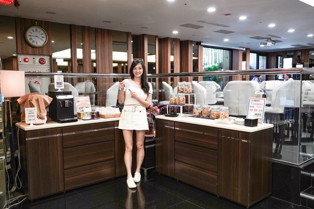 夏優旅居駁二館，高雄平價住宿推薦，下午茶點心早餐吃到飽星巴克咖啡喝到飽，健身房按摩椅還可以玩WII通通免費，CP值爆高