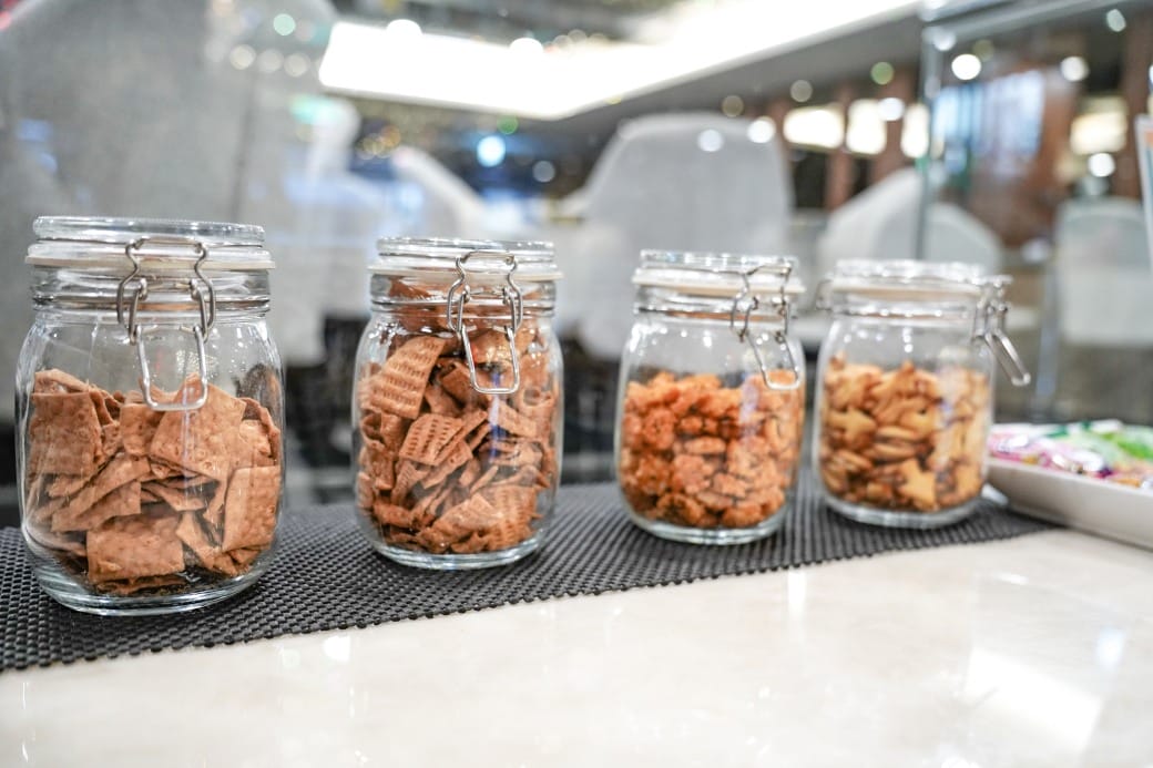 夏優旅居駁二館，高雄平價住宿推薦，下午茶點心早餐吃到飽星巴克咖啡喝到飽，健身房按摩椅還可以玩WII通通免費，CP值爆高