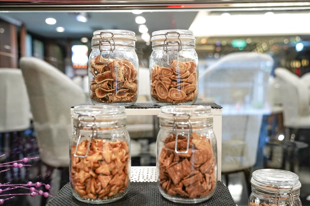 夏優旅居駁二館，高雄平價住宿推薦，下午茶點心早餐吃到飽星巴克咖啡喝到飽，健身房按摩椅還可以玩WII通通免費，CP值爆高