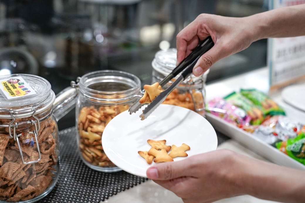 夏優旅居駁二館，高雄平價住宿推薦，下午茶點心早餐吃到飽星巴克咖啡喝到飽，健身房按摩椅還可以玩WII通通免費，CP值爆高