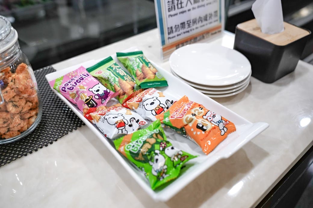 夏優旅居駁二館，高雄平價住宿推薦，下午茶點心早餐吃到飽星巴克咖啡喝到飽，健身房按摩椅還可以玩WII通通免費，CP值爆高