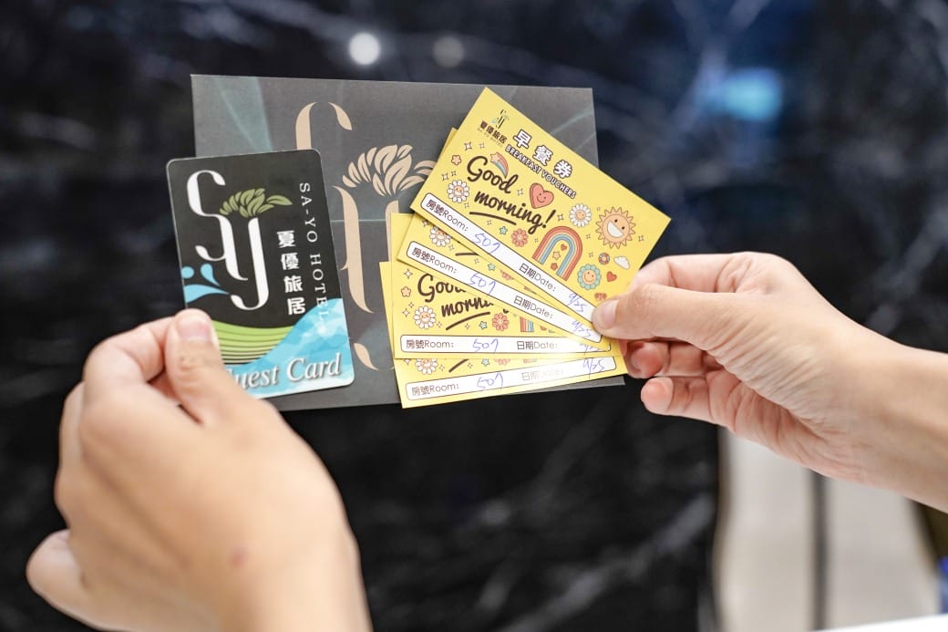 夏優旅居駁二館，高雄平價住宿推薦，下午茶點心早餐吃到飽星巴克咖啡喝到飽，健身房按摩椅還可以玩WII通通免費，CP值爆高