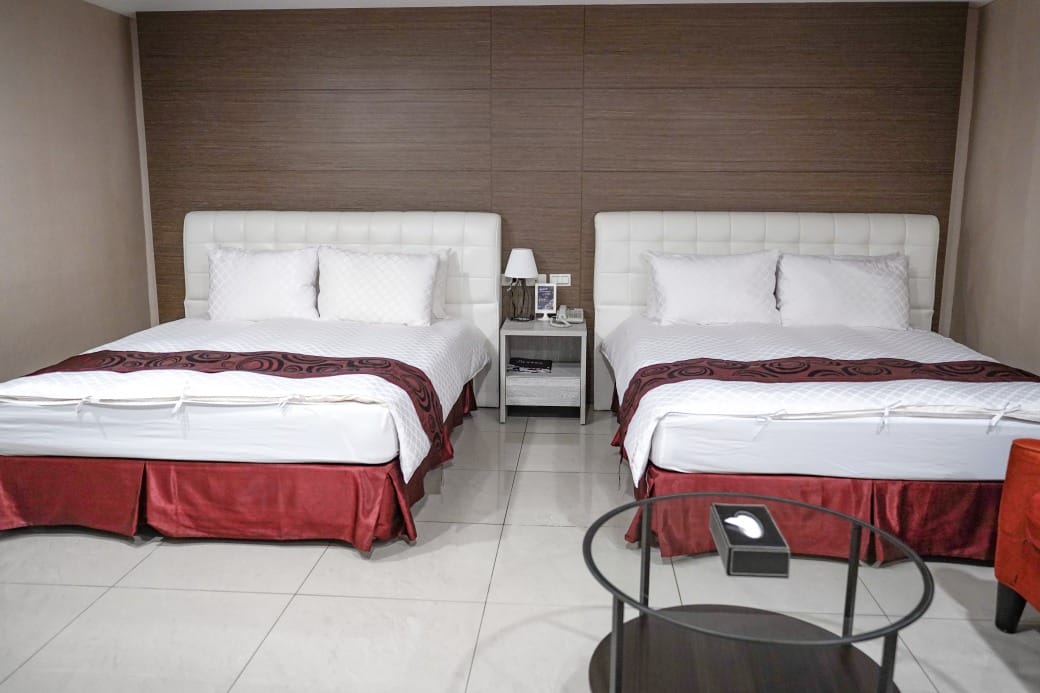 夏優旅居駁二館，高雄平價住宿推薦，下午茶點心早餐吃到飽星巴克咖啡喝到飽，健身房按摩椅還可以玩WII通通免費，CP值爆高