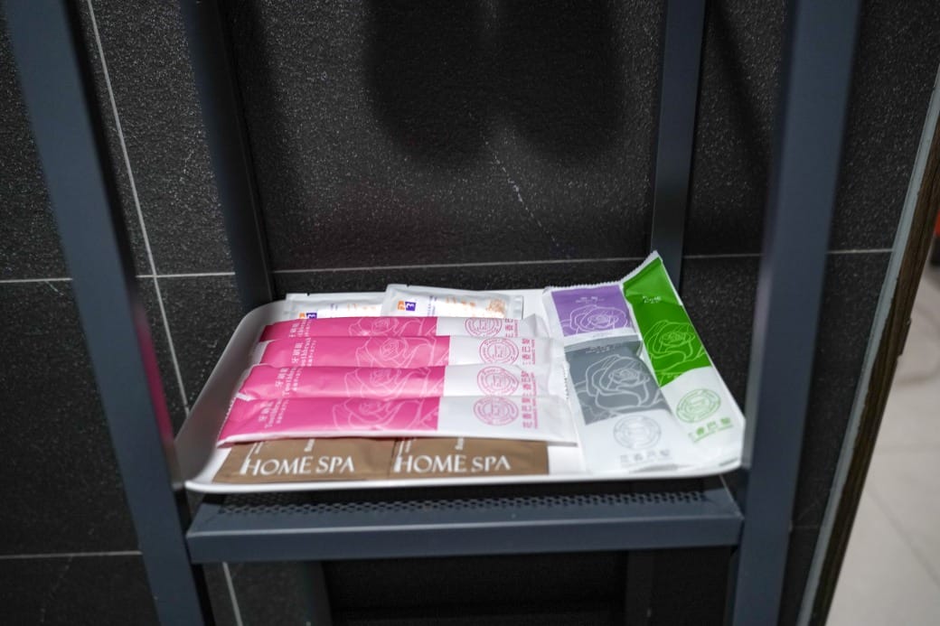 夏優旅居駁二館，高雄平價住宿推薦，下午茶點心早餐吃到飽星巴克咖啡喝到飽，健身房按摩椅還可以玩WII通通免費，CP值爆高