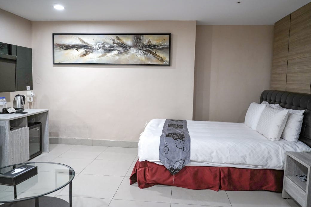 夏優旅居駁二館，高雄平價住宿推薦，下午茶點心早餐吃到飽星巴克咖啡喝到飽，健身房按摩椅還可以玩WII通通免費，CP值爆高