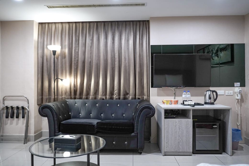 夏優旅居駁二館，高雄平價住宿推薦，下午茶點心早餐吃到飽星巴克咖啡喝到飽，健身房按摩椅還可以玩WII通通免費，CP值爆高