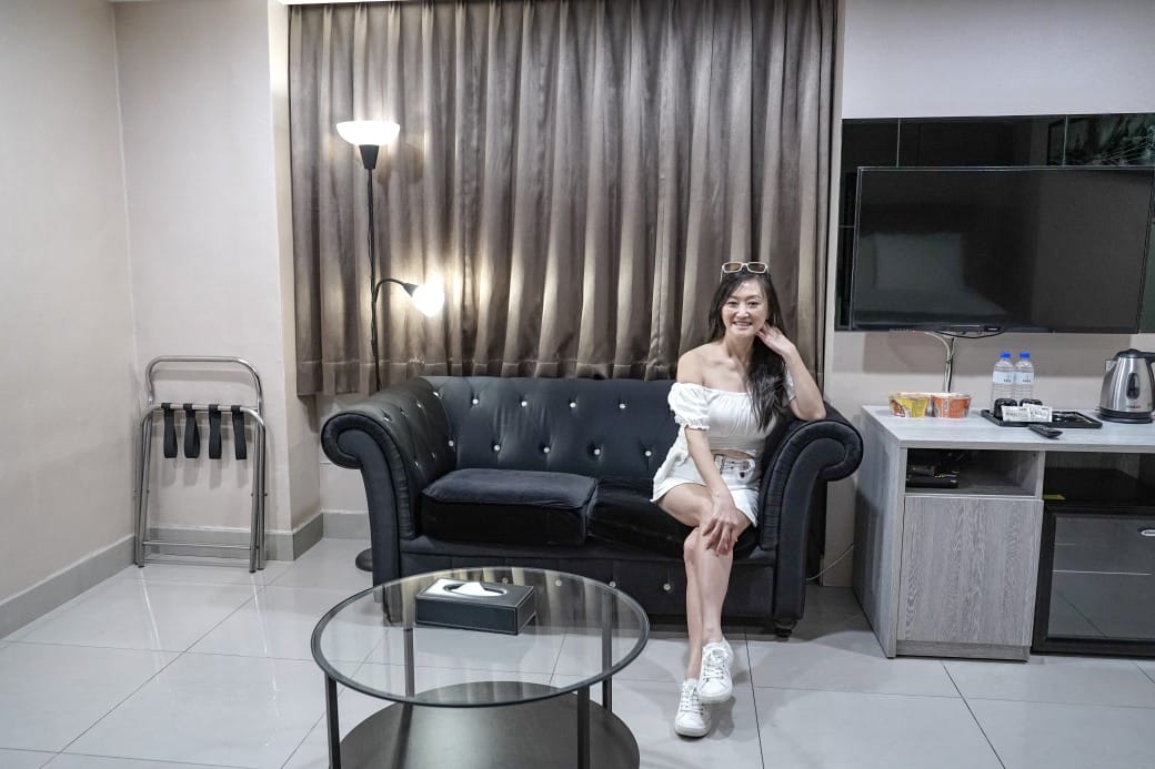 夏優旅居駁二館，高雄平價住宿推薦，下午茶點心早餐吃到飽星巴克咖啡喝到飽，健身房按摩椅還可以玩WII通通免費，CP值爆高