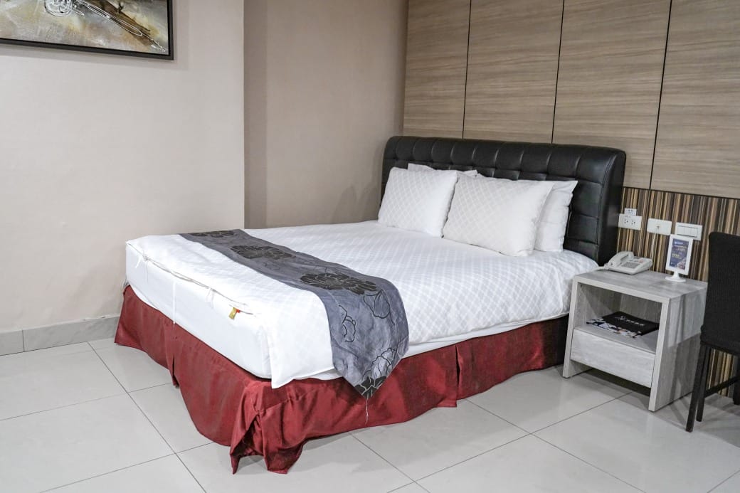 夏優旅居駁二館，高雄平價住宿推薦，下午茶點心早餐吃到飽星巴克咖啡喝到飽，健身房按摩椅還可以玩WII通通免費，CP值爆高