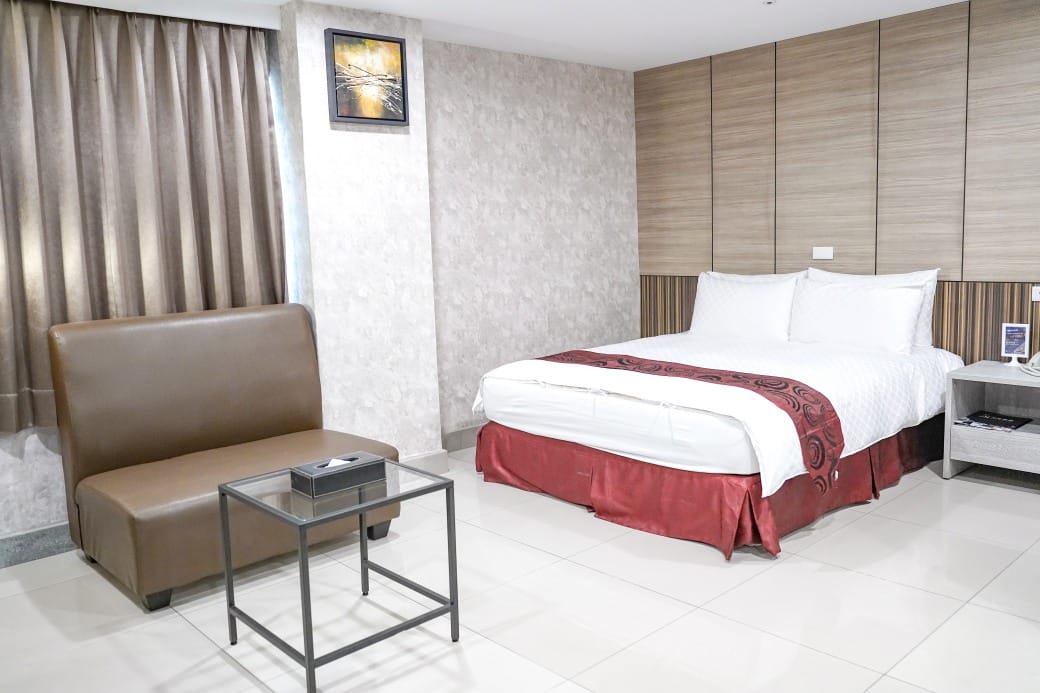 夏優旅居駁二館，高雄平價住宿推薦，下午茶點心早餐吃到飽星巴克咖啡喝到飽，健身房按摩椅還可以玩WII通通免費，CP值爆高