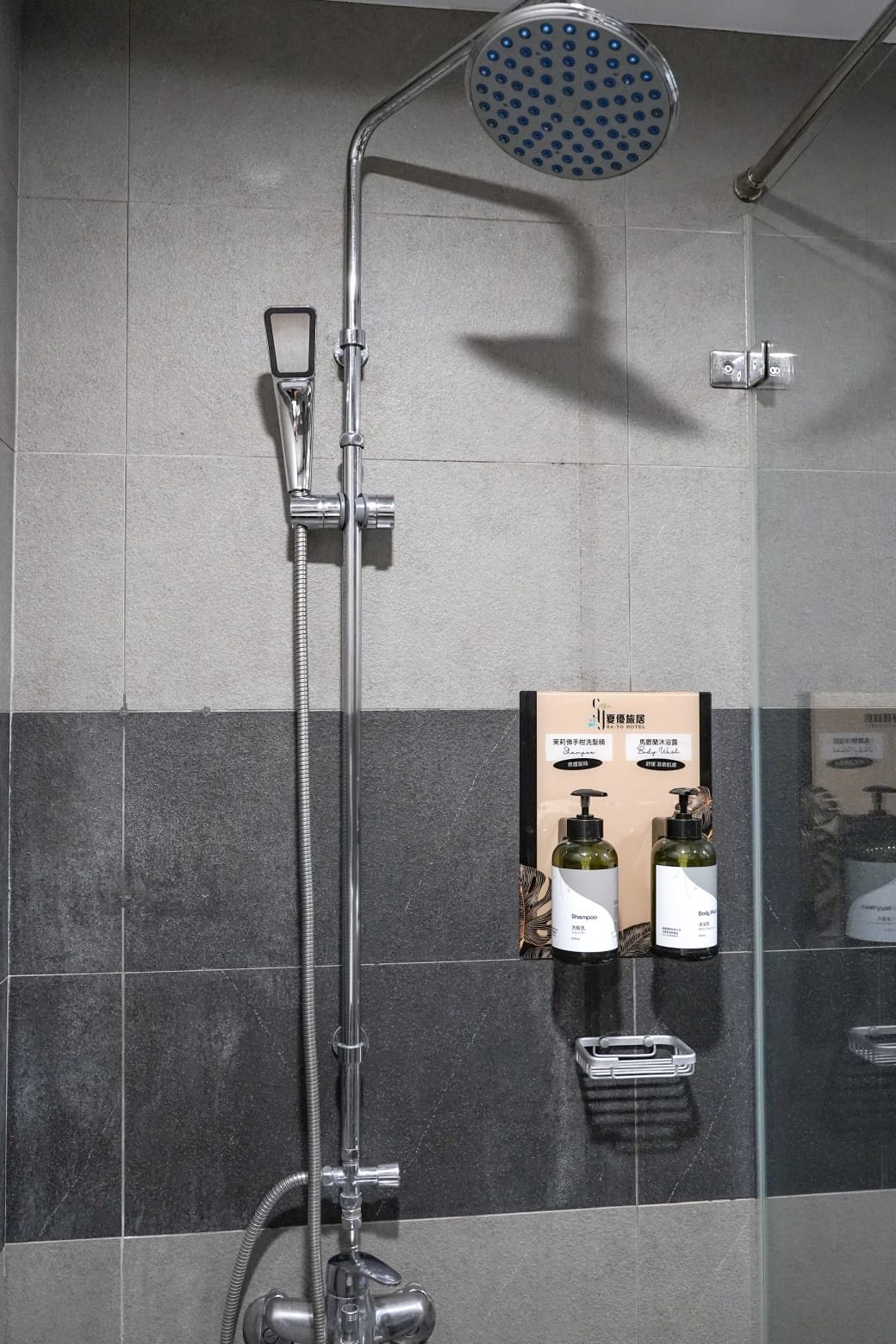 夏優旅居駁二館，高雄平價住宿推薦，下午茶點心早餐吃到飽星巴克咖啡喝到飽，健身房按摩椅還可以玩WII通通免費，CP值爆高