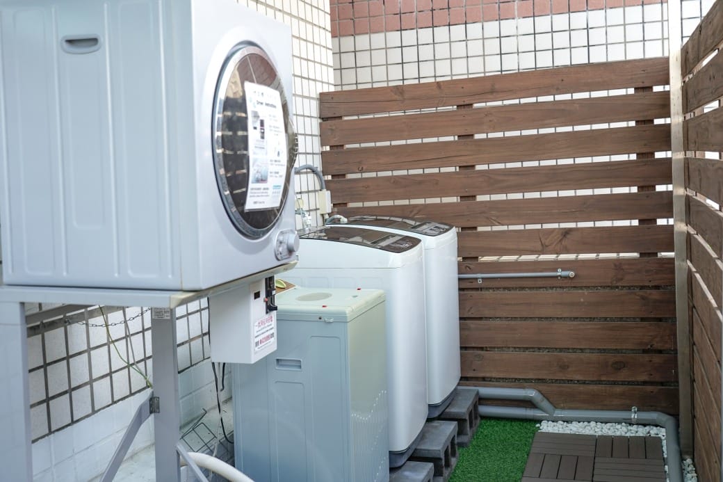 夏優旅居駁二館，高雄平價住宿推薦，下午茶點心早餐吃到飽星巴克咖啡喝到飽，健身房按摩椅還可以玩WII通通免費，CP值爆高