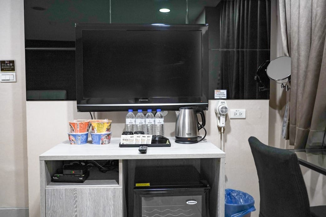 夏優旅居駁二館，高雄平價住宿推薦，下午茶點心早餐吃到飽星巴克咖啡喝到飽，健身房按摩椅還可以玩WII通通免費，CP值爆高