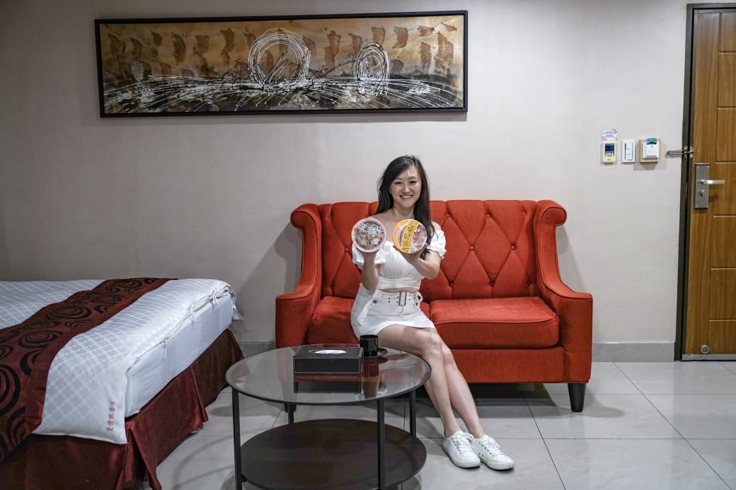 夏優旅居駁二館，高雄平價住宿推薦，下午茶點心早餐吃到飽星巴克咖啡喝到飽，健身房按摩椅還可以玩WII通通免費，CP值爆高