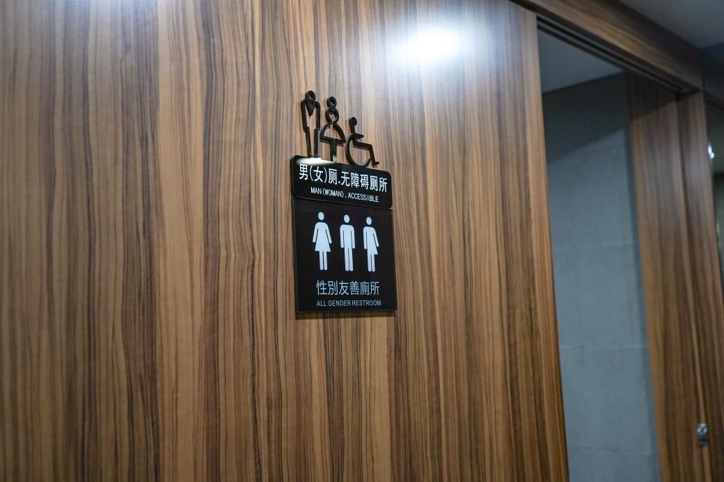 夏優旅居駁二館，高雄平價住宿推薦，下午茶點心早餐吃到飽星巴克咖啡喝到飽，健身房按摩椅還可以玩WII通通免費，CP值爆高