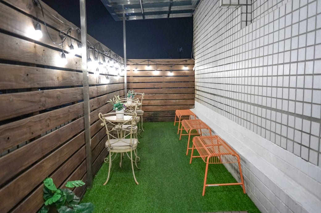 夏優旅居駁二館，高雄平價住宿推薦，下午茶點心早餐吃到飽星巴克咖啡喝到飽，健身房按摩椅還可以玩WII通通免費，CP值爆高