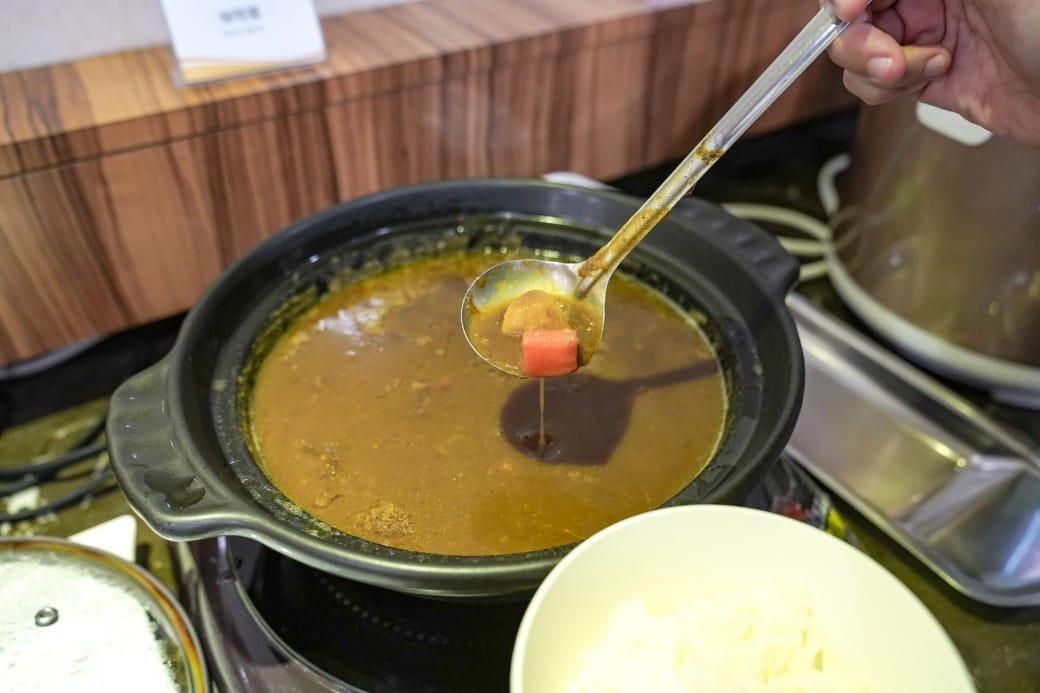 夏優旅居駁二館，高雄平價住宿推薦，下午茶點心吧還有星巴克可以喝，早餐超豐盛直接吃三個小時，飽到下午