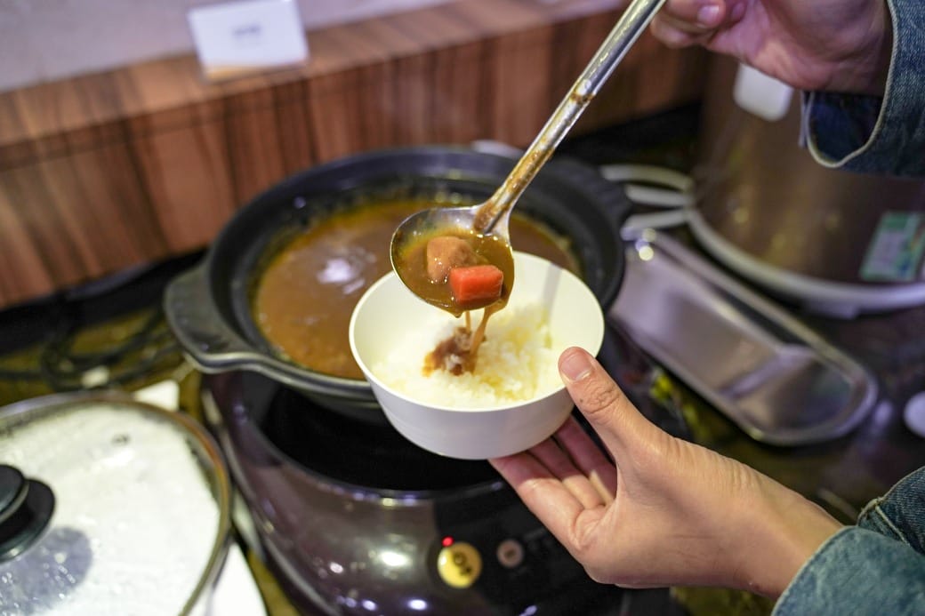 夏優旅居駁二館，高雄平價住宿推薦，下午茶點心吧還有星巴克可以喝，早餐超豐盛直接吃三個小時，飽到下午