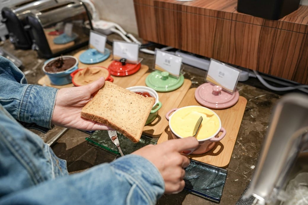 夏優旅居駁二館，高雄平價住宿推薦，下午茶點心吧還有星巴克可以喝，早餐超豐盛直接吃三個小時，飽到下午