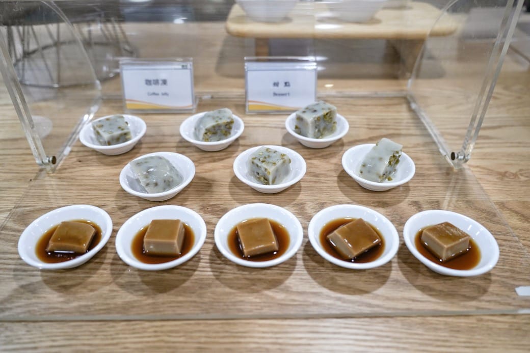 夏優旅居駁二館，高雄平價住宿推薦，下午茶點心吧還有星巴克可以喝，早餐超豐盛直接吃三個小時，飽到下午