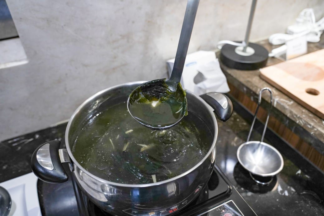 夏優旅居駁二館，高雄平價住宿推薦，下午茶點心吧還有星巴克可以喝，早餐超豐盛直接吃三個小時，飽到下午