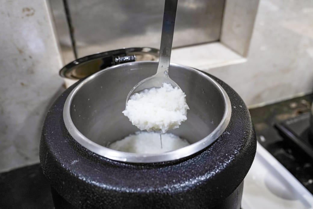 夏優旅居駁二館，高雄平價住宿推薦，下午茶點心吧還有星巴克可以喝，早餐超豐盛直接吃三個小時，飽到下午