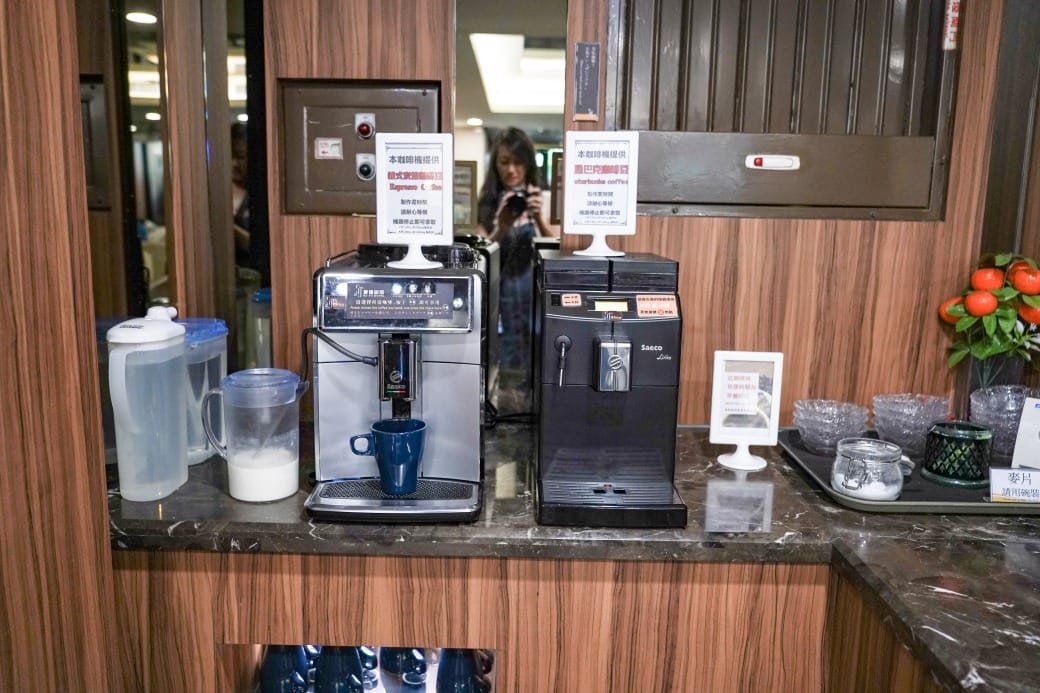 夏優旅居駁二館，高雄平價住宿推薦，下午茶點心吧還有星巴克可以喝，早餐超豐盛直接吃三個小時，飽到下午