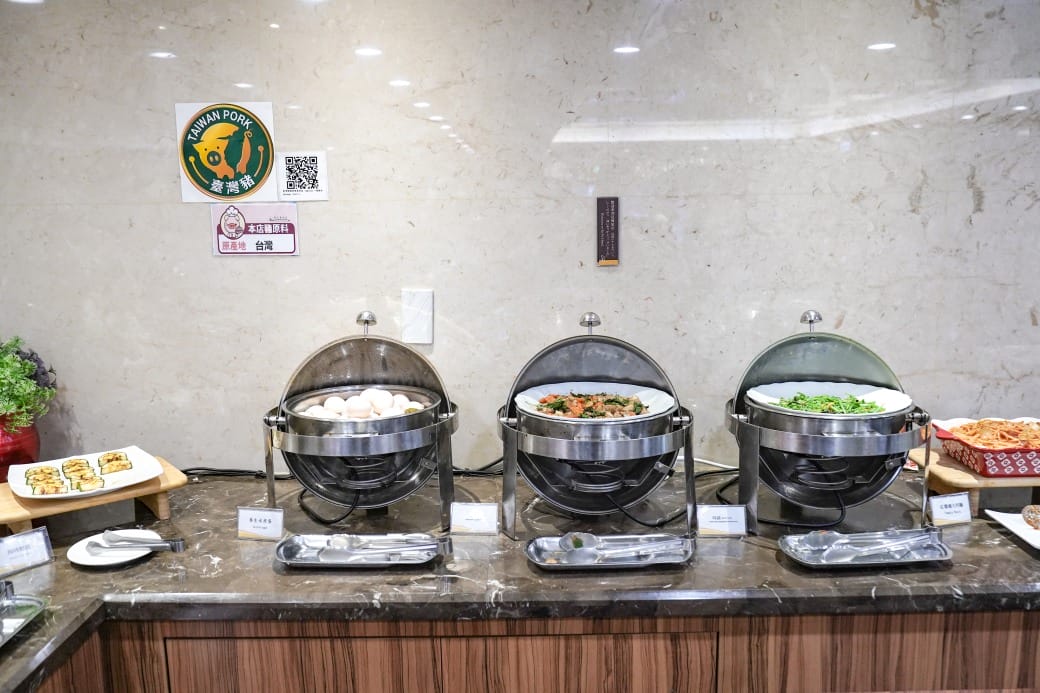 夏優旅居駁二館，高雄平價住宿推薦，下午茶點心吧還有星巴克可以喝，早餐超豐盛直接吃三個小時，飽到下午