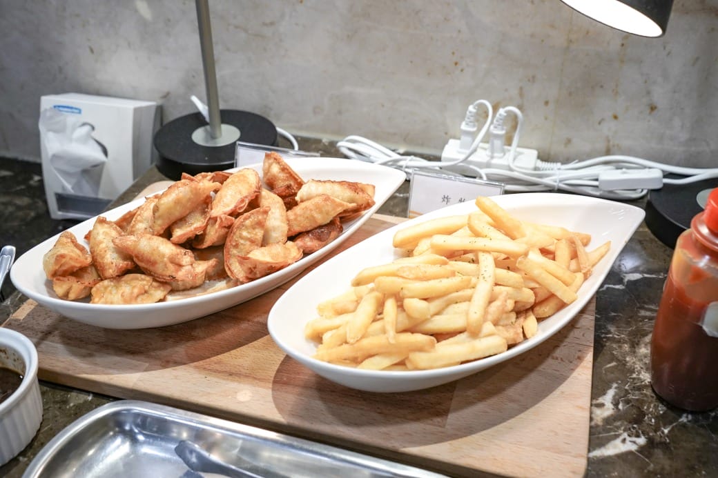 夏優旅居駁二館，高雄平價住宿推薦，下午茶點心吧還有星巴克可以喝，早餐超豐盛直接吃三個小時，飽到下午