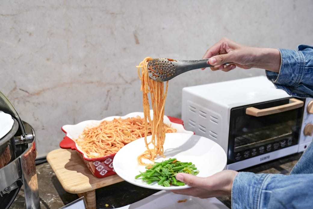 夏優旅居駁二館，高雄平價住宿推薦，下午茶點心吧還有星巴克可以喝，早餐超豐盛直接吃三個小時，飽到下午