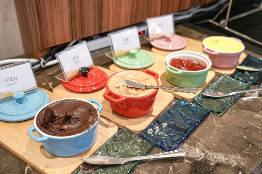 夏優旅居駁二館，高雄平價住宿推薦，下午茶點心吧還有星巴克可以喝，早餐超豐盛直接吃三個小時，飽到下午