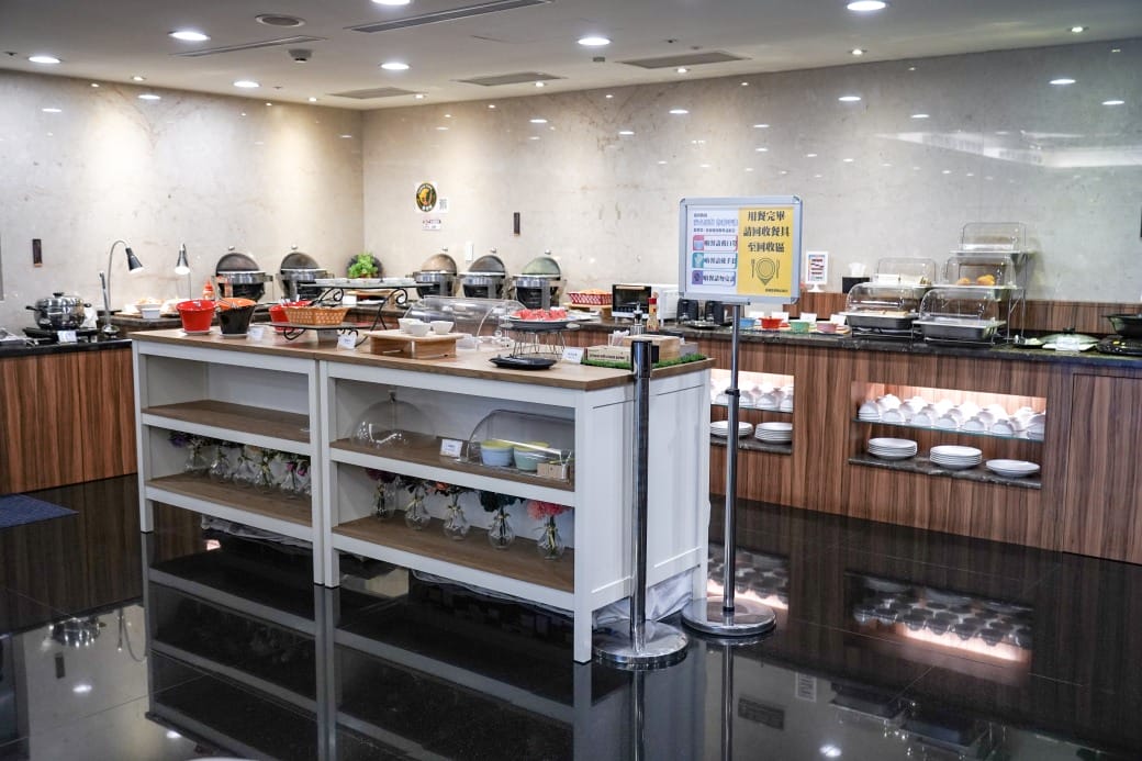 夏優旅居駁二館，高雄平價住宿推薦，下午茶點心吧還有星巴克可以喝，早餐超豐盛直接吃三個小時，飽到下午