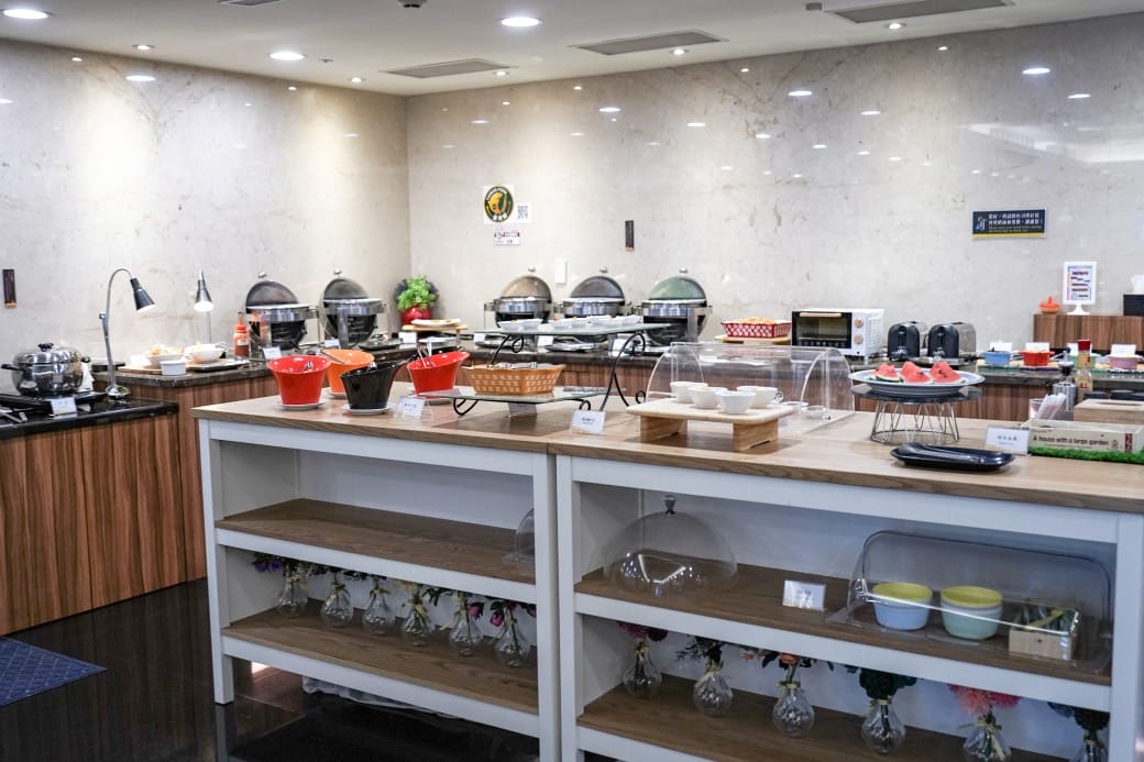 夏優旅居駁二館，高雄平價住宿推薦，下午茶點心吧還有星巴克可以喝，早餐超豐盛直接吃三個小時，飽到下午