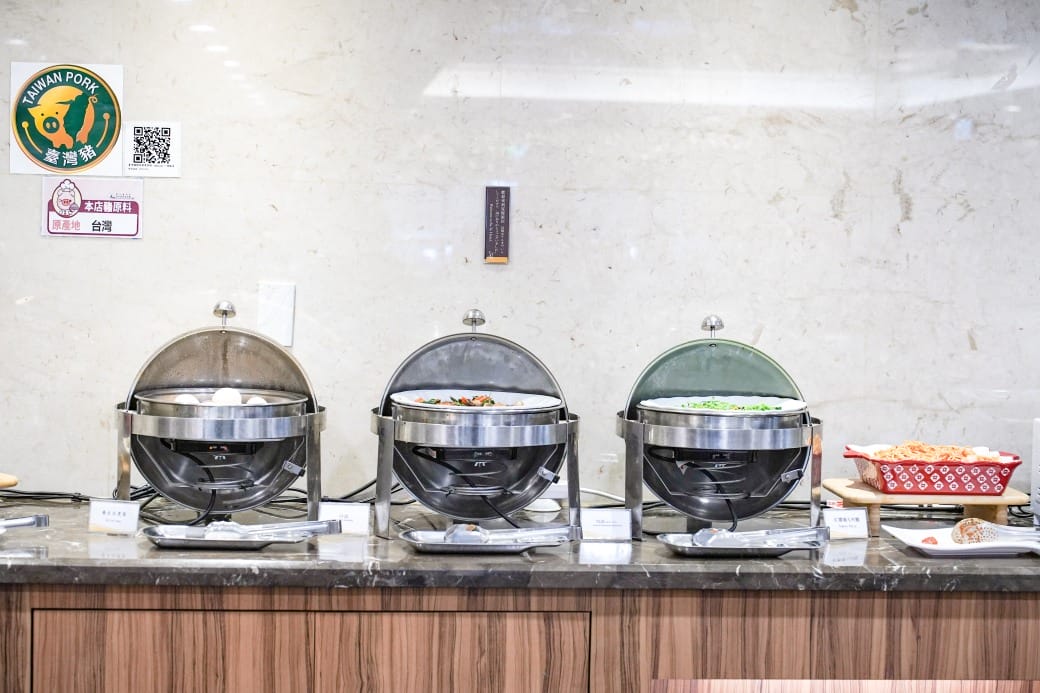 夏優旅居駁二館，高雄平價住宿推薦，下午茶點心吧還有星巴克可以喝，早餐超豐盛直接吃三個小時，飽到下午