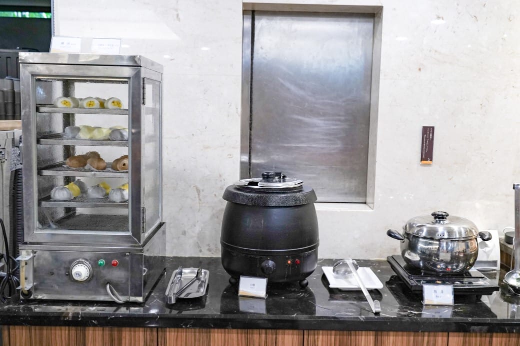 夏優旅居駁二館，高雄平價住宿推薦，下午茶點心吧還有星巴克可以喝，早餐超豐盛直接吃三個小時，飽到下午