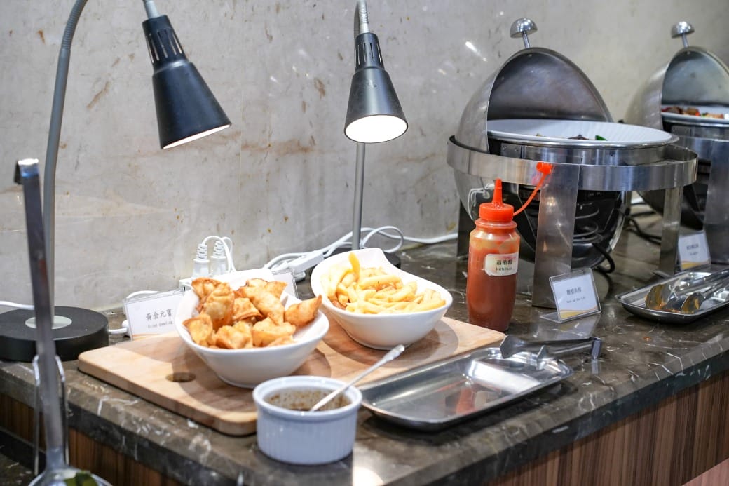 夏優旅居駁二館，高雄平價住宿推薦，下午茶點心吧還有星巴克可以喝，早餐超豐盛直接吃三個小時，飽到下午